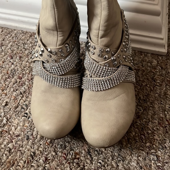 Boots - Picture 4 of 4